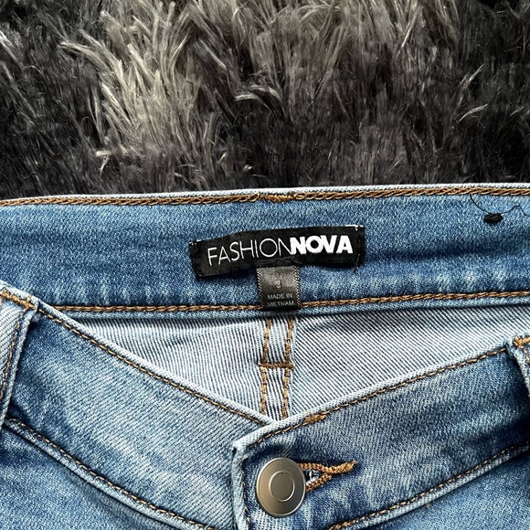 Fashion Nova Straight Leg Mid Rise Medium Blue Wash Size 3 - Picture 4 of 10